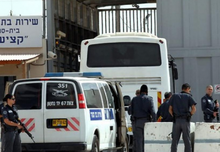 أسير فلسطيني يطعن سجان إسرائيلي في نفحة 